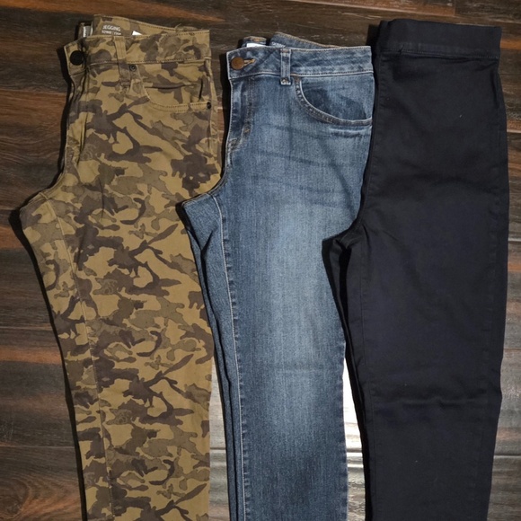3 PAIRS OF SKINNY JEANS (CAMO/MED WASH/INDIGO) LIKE NEW CONDITION SZ 8 - Picture 3 of 4